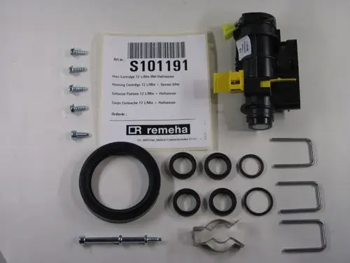 Remeha Gehäuse mit Hallsensor, Schrauben, Dichtungen und Montagezubehör auf grauem Untergrund angeordnet.